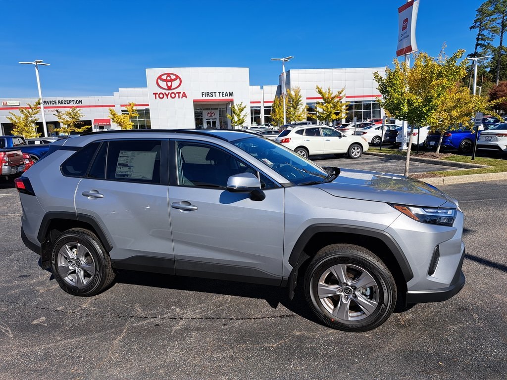 2025 Toyota RAV4 XLE photo 4