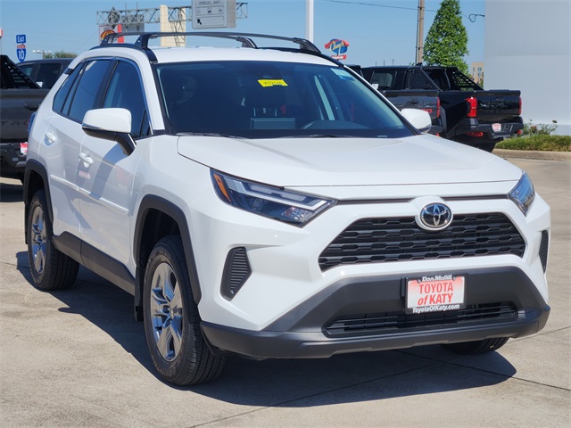2025 Toyota RAV4 XLE photo 2