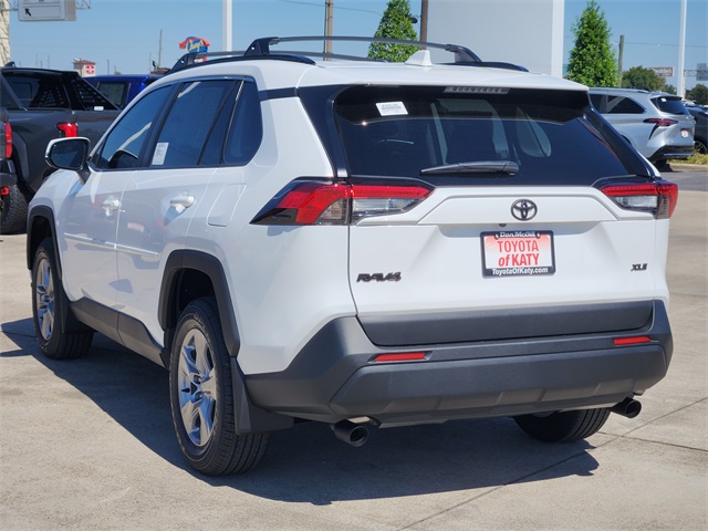 2025 Toyota RAV4 XLE photo 3