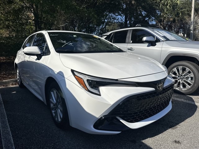 2025 Toyota Corolla Hatchback SE's photo