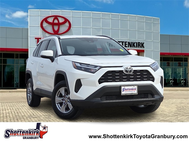 2025 Toyota RAV4 XLE's photo
