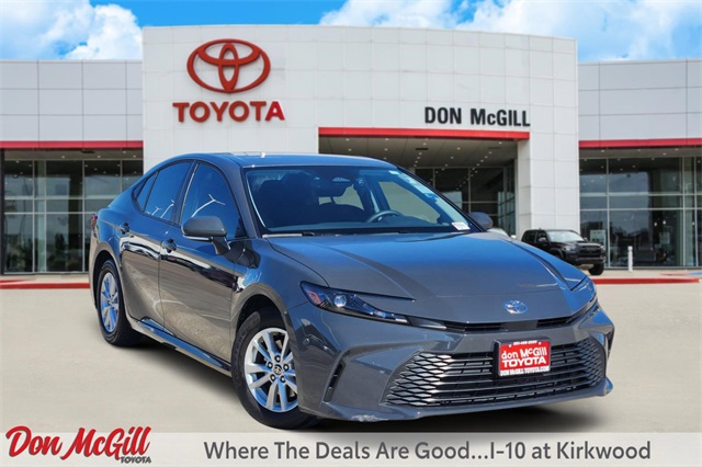 2025 Toyota Camry LE's photo