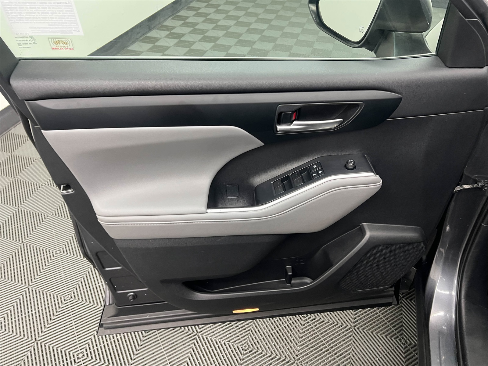 used 2020 Toyota Highlander Hybrid car, priced at $33,788