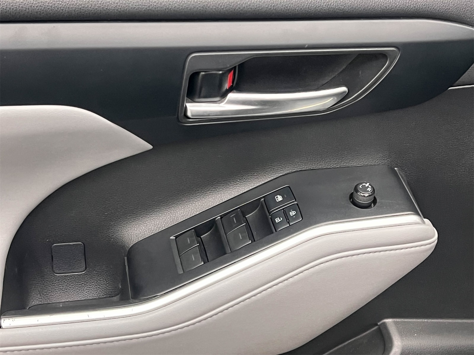 used 2020 Toyota Highlander Hybrid car, priced at $33,788