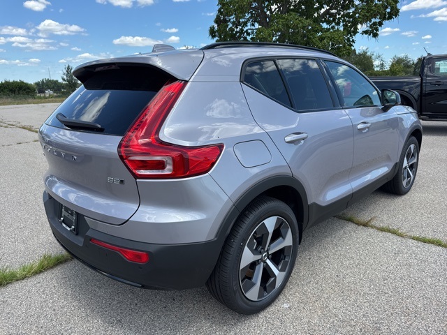 2026 Volvo XC40 Core photo 2