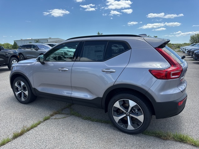 2026 Volvo XC40 Core photo 4