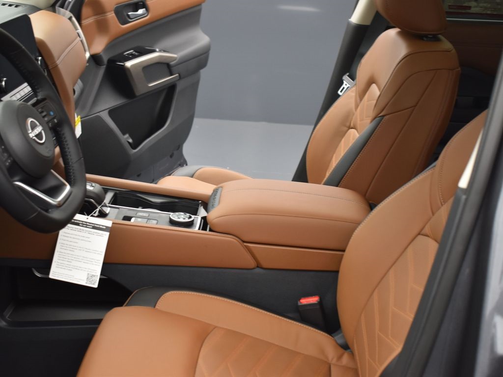 2025 Nissan Pathfinder Platinum photo 17