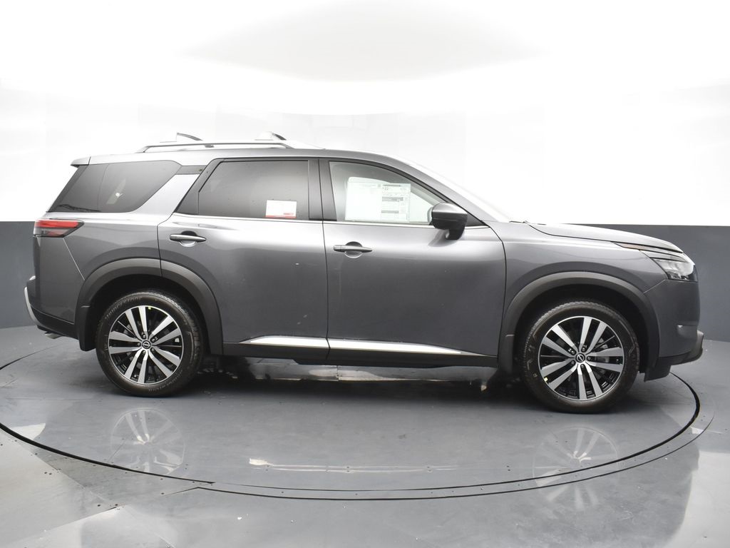 2025 Nissan Pathfinder Platinum photo 3