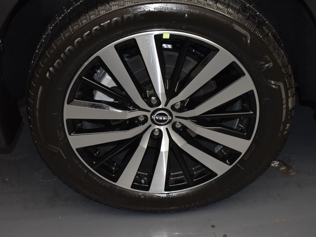 2025 Nissan Pathfinder Platinum photo 4