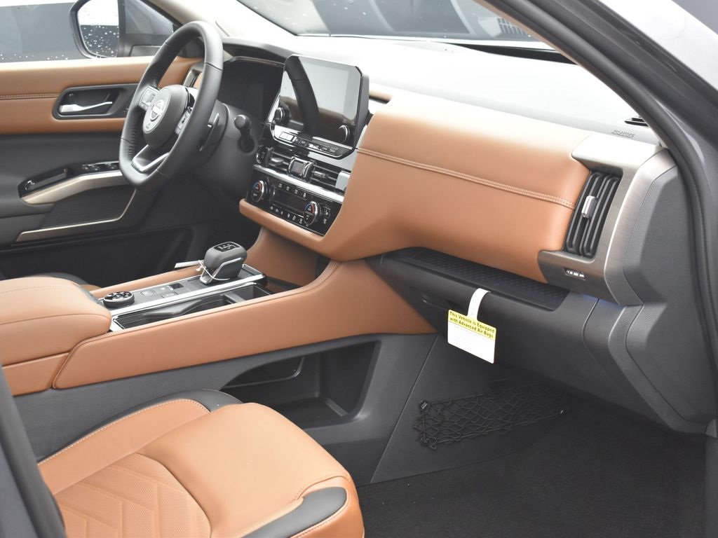 2025 Nissan Pathfinder Platinum photo 5
