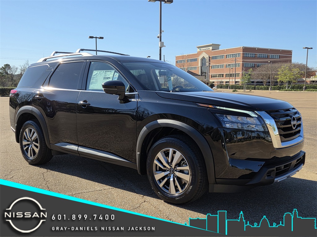 2025 Nissan Pathfinder SL's photo