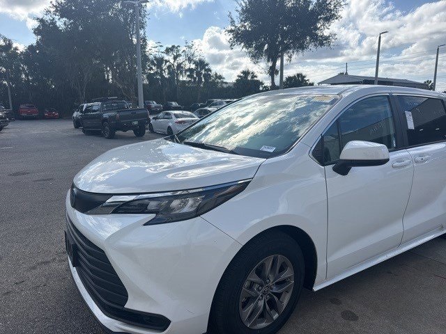 2024 Toyota Sienna LE's photo