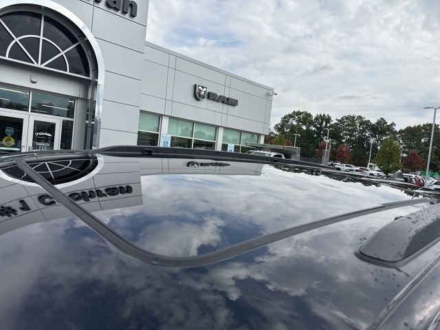 2025 Jeep Grand Cherokee Limited photo 2