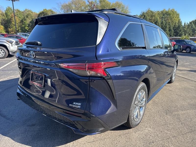 2022 Toyota Sienna XSE photo 2