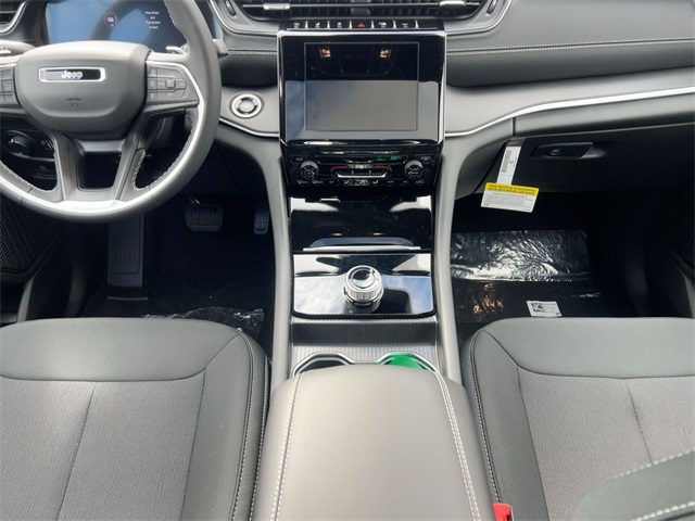 new 2025 Jeep Grand Cherokee car, priced at $39,689