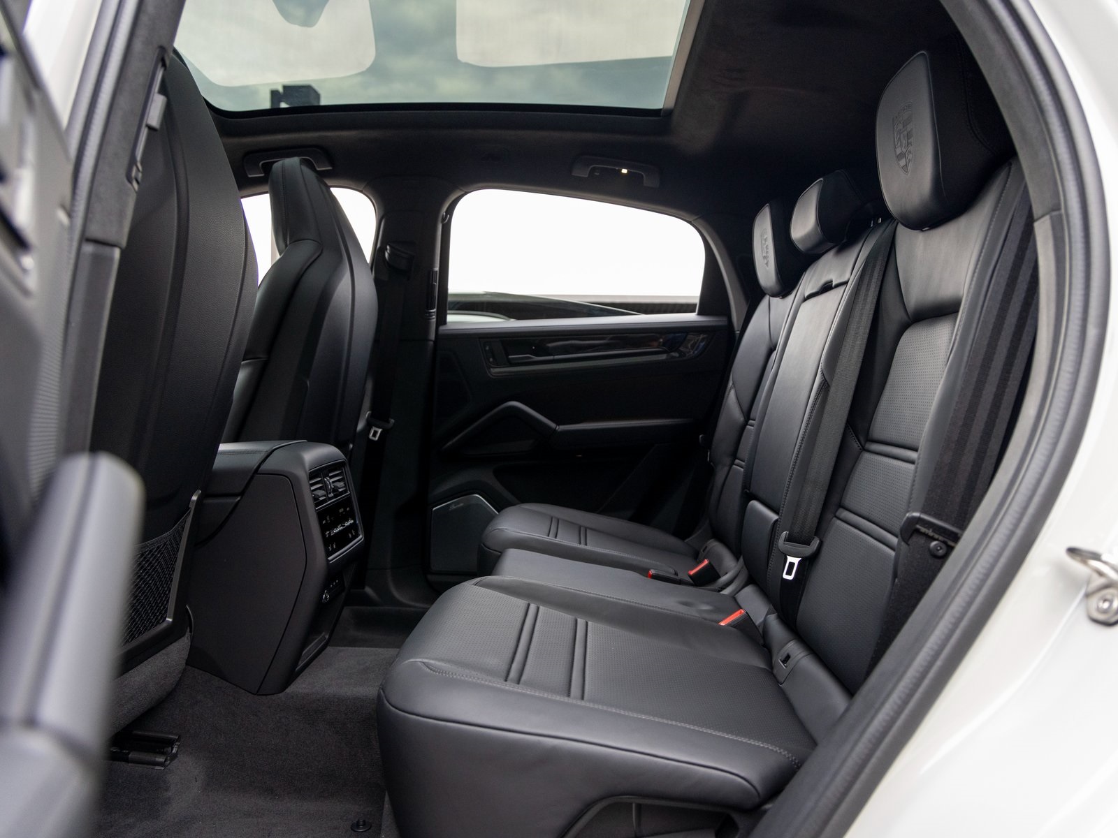 2025 Porsche Cayenne GTS Coupe photo 35