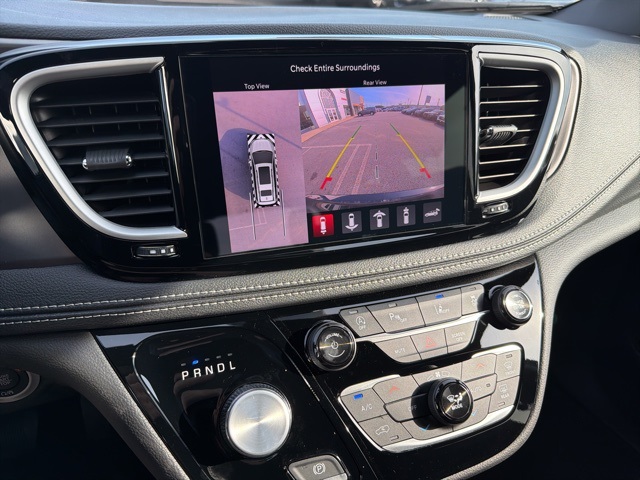 2026 Chrysler Pacifica photo 12