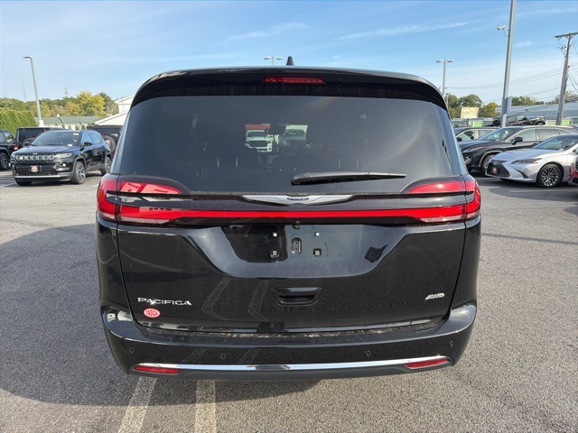 2026 Chrysler Pacifica photo 2