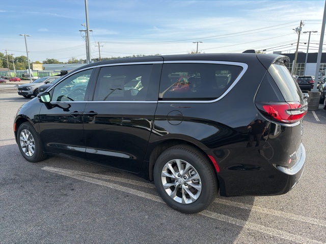 2026 Chrysler Pacifica photo 3