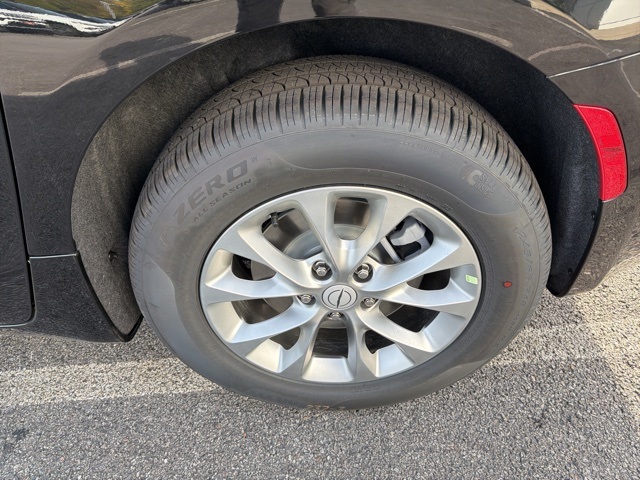 2026 Chrysler Pacifica photo 4