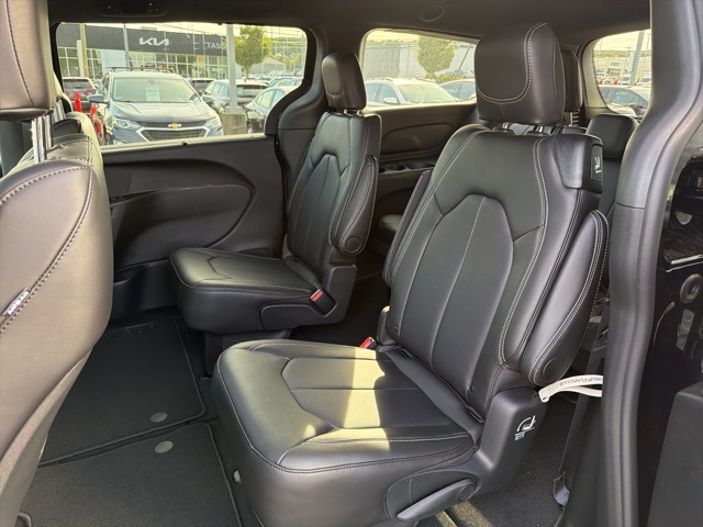 2026 Chrysler Pacifica photo 5