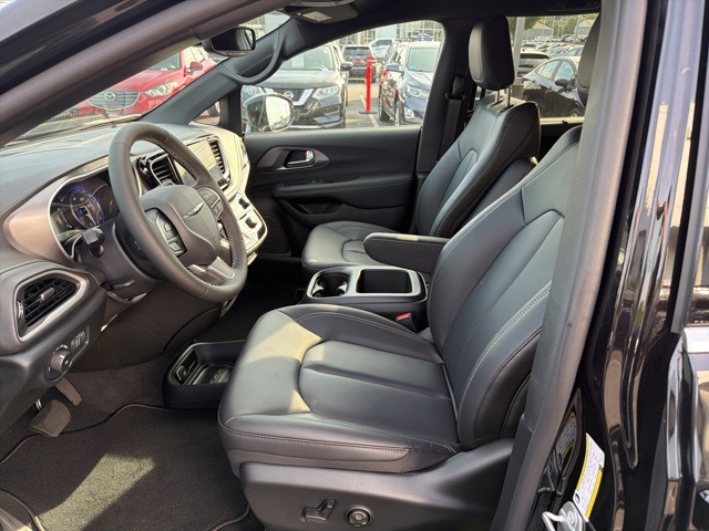 2026 Chrysler Pacifica photo 7