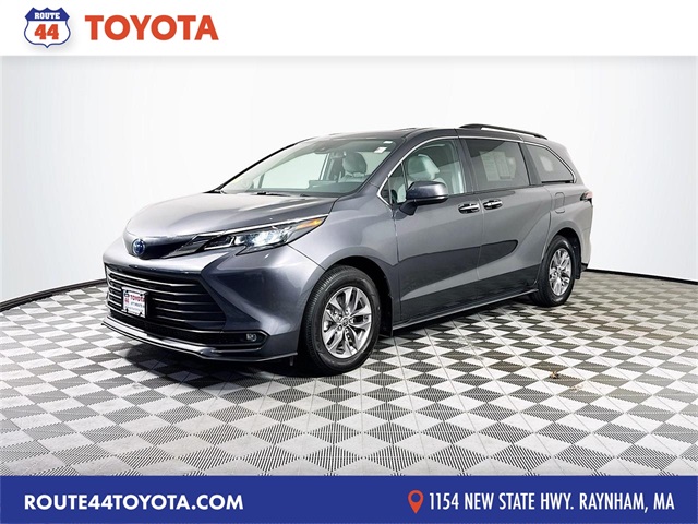 2025 Toyota Sienna XLE's photo