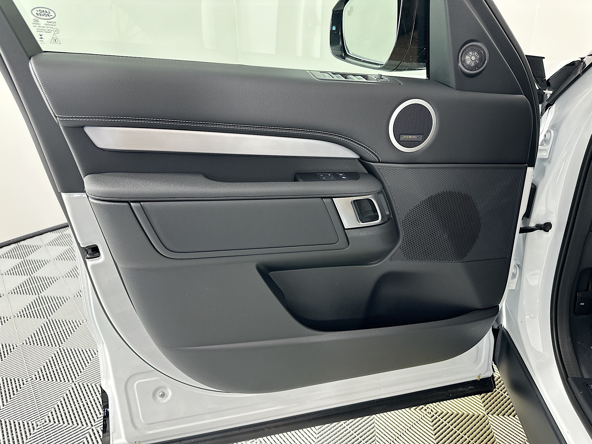 new 2026 Land Rover Discovery car, priced at $70,281