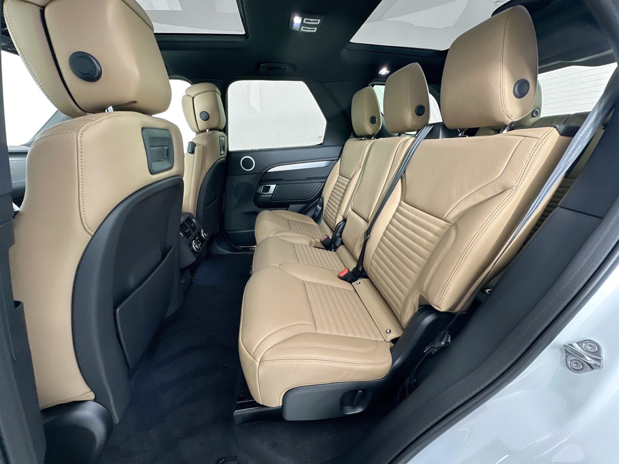 new 2026 Land Rover Discovery car, priced at $70,281