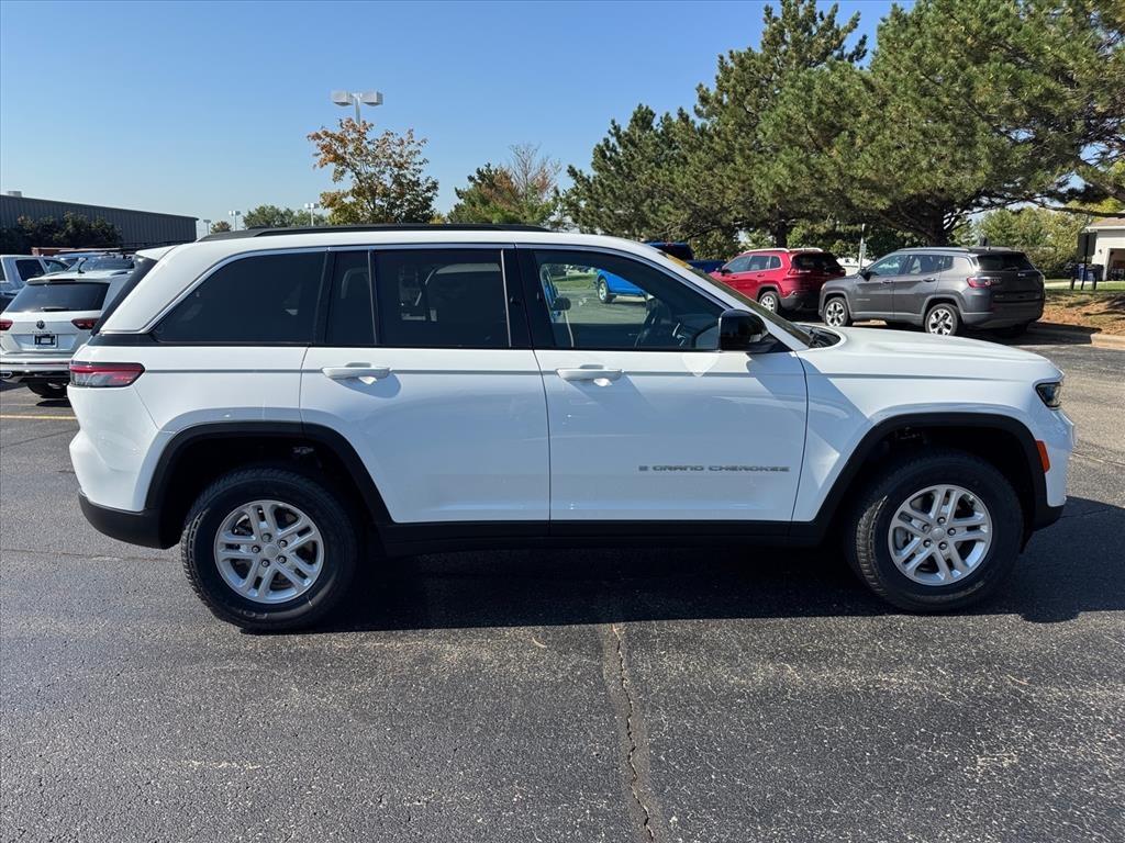 2025 Jeep Grand Cherokee Laredo photo 2