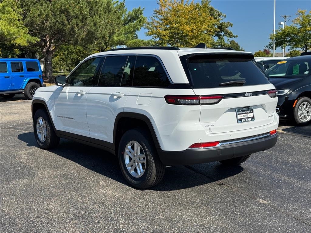 2025 Jeep Grand Cherokee Laredo photo 3