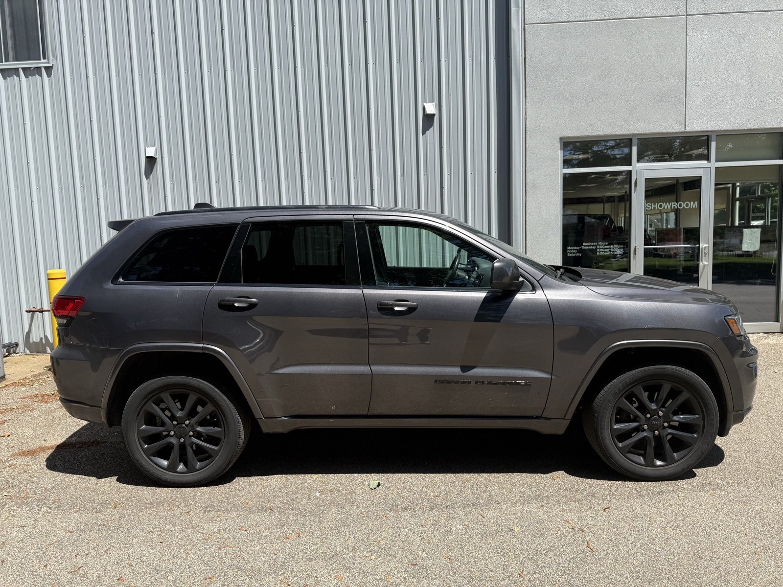 2021 Granite Crystal Metallic Clearcoat Jeep Grand Cherokee Laredo X 4X4 SUV