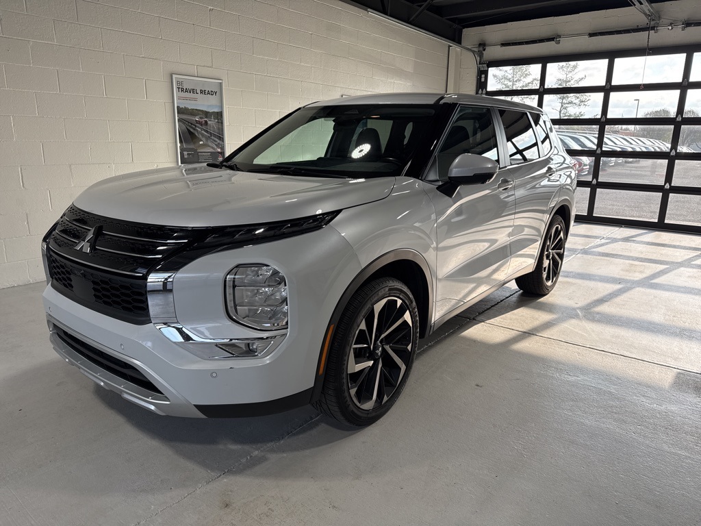 2024 Mitsubishi Outlander SE's photo