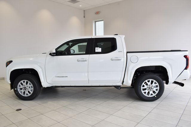 2025 Toyota Tacoma SR5 Double Cab photo 3