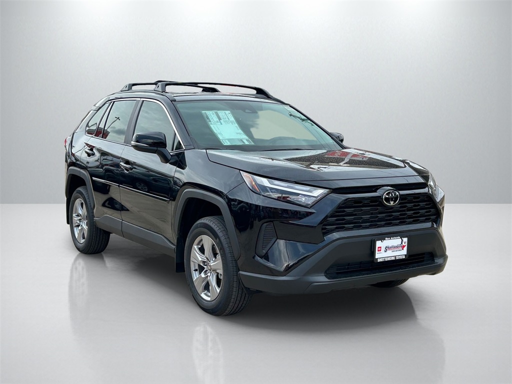2025 Toyota RAV4 XLE photo 3
