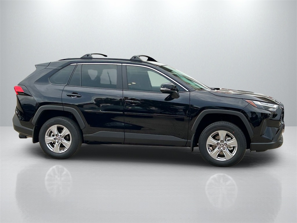 2025 Toyota RAV4 XLE photo 4