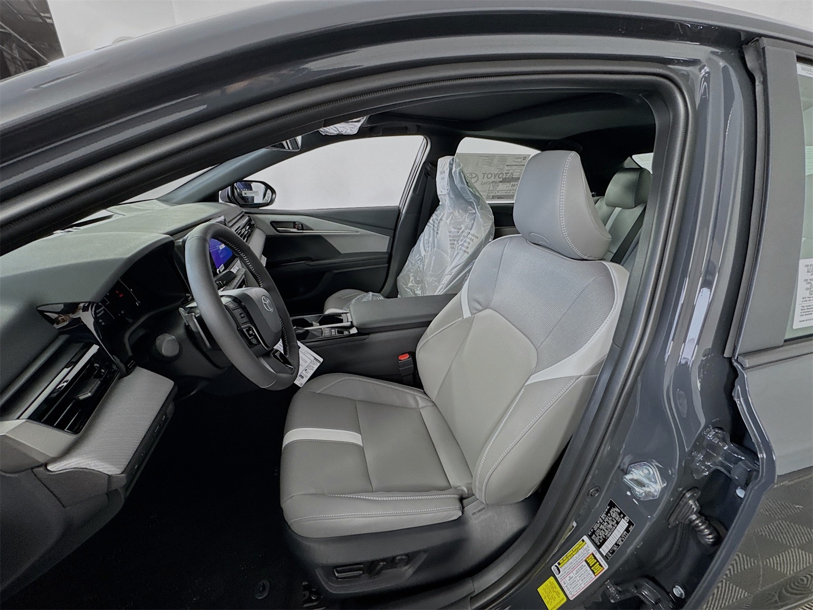 2025 Toyota Camry SE photo 8