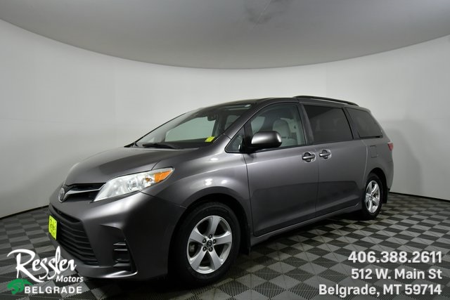 2019 Toyota Sienna LE's photo