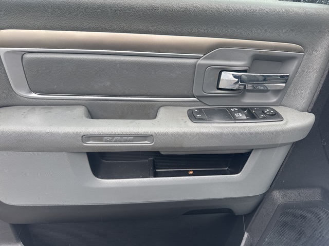 2017 Ram 3500 SLT photo 12