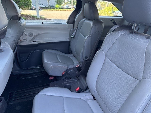 2021 Toyota Sienna XLE photo 9