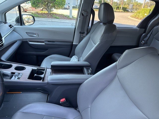 2021 Toyota Sienna XLE photo 10
