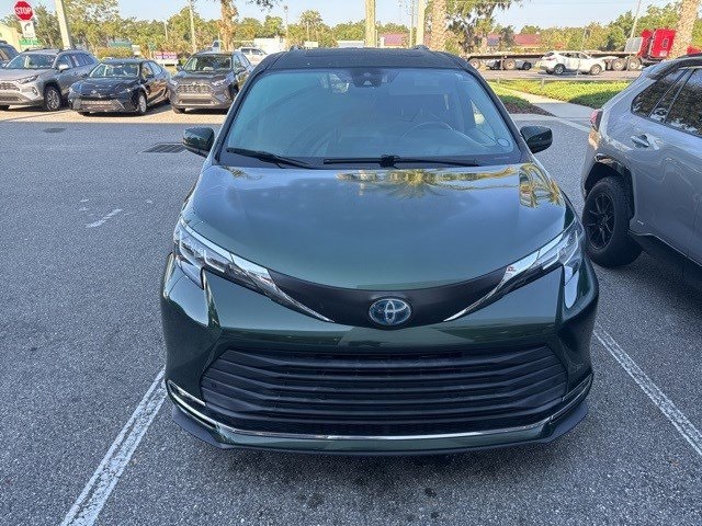2021 Toyota Sienna XLE photo 2