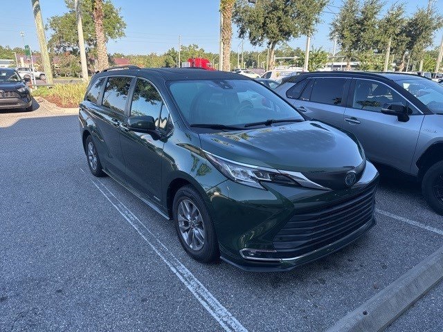 2021 Toyota Sienna XLE photo 3