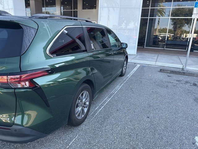 2021 Toyota Sienna XLE photo 6