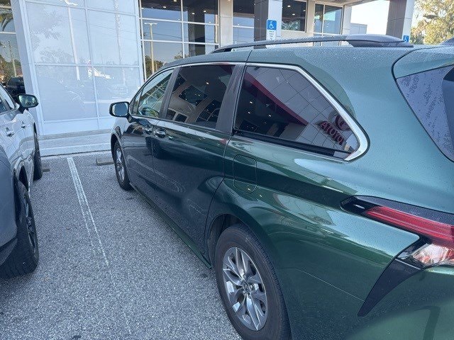 2021 Toyota Sienna XLE photo 8