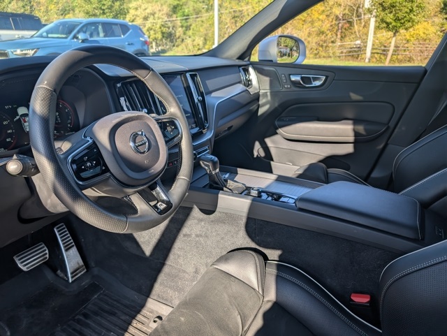 2019 Volvo XC60 T5 R-Design photo 10