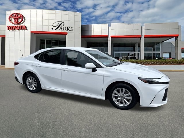 2025 Toyota Camry SE's photo