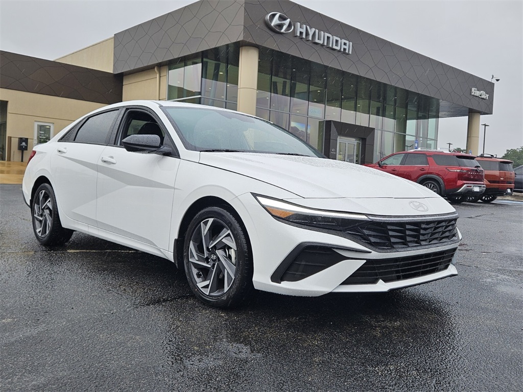 2025 Hyundai Elantra SEL's photo