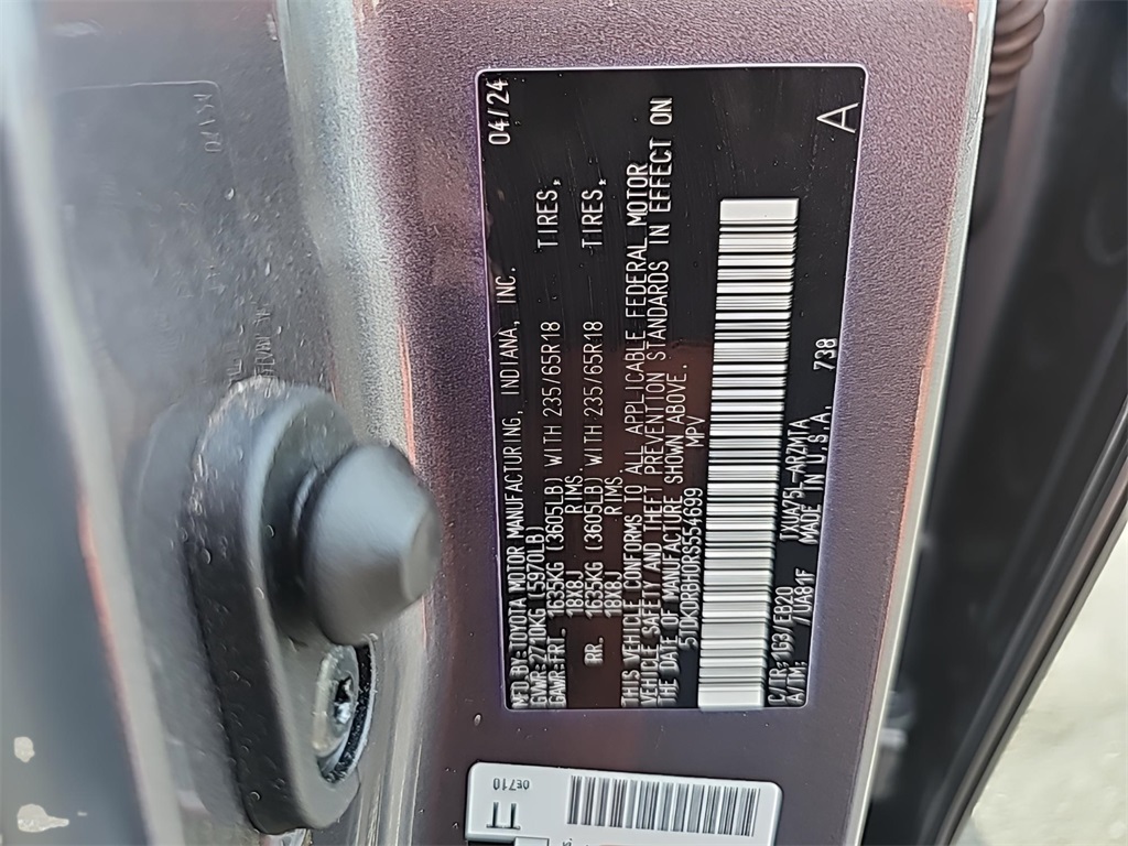 2024 Toyota Highlander LE photo 3