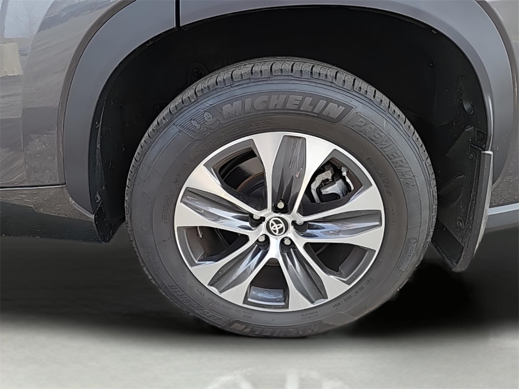 2024 Toyota Highlander LE photo 4